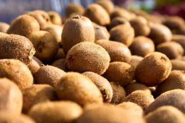 Pazarda satılık kivi meyvesi yakın plan.