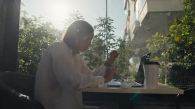 Uzun süre bilgisayarın başında oturan yorgun bir kadın yoğun bir sırt ağrısı hisseder. Genç bayanın dizüstü bilgisayarla çalışırken boynunda ağrı var..