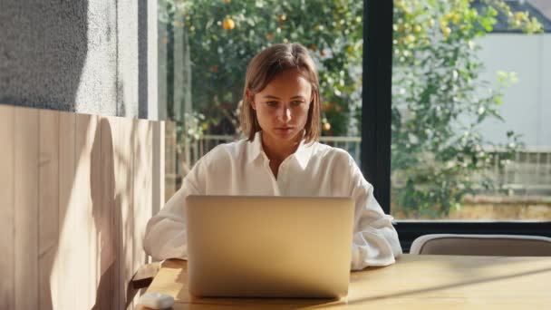Mulher Branca Bonita Nova Trabalha Computador Portátil Agência Criativa Fresca — Vídeo de Stock