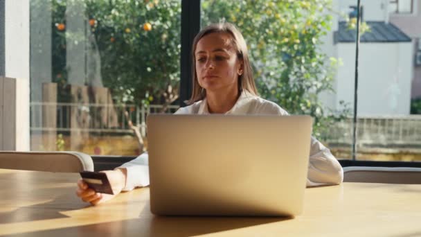 Młoda Kobieta Trzymająca Kartę Kredytową Korzystająca Laptopa Bizneswoman Pracująca Domu — Wideo stockowe