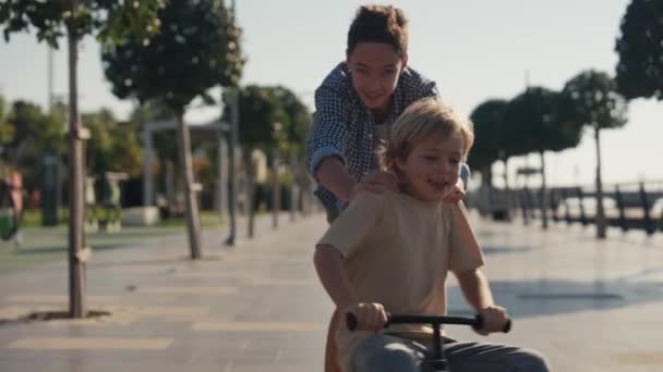 Garçons Caucasiens Ayant Plaisir Monter Des Enfants Vélo Dans Parc — Video