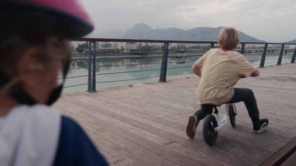 Menino Escola Irmão Ensinando Ciclismo Infantil Feliz Divertindo Com Aprendizagem — Vídeo de Stock