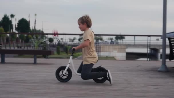 一个大男孩骑着一个孩子的平衡自行车 快乐的童年 — 图库视频影像