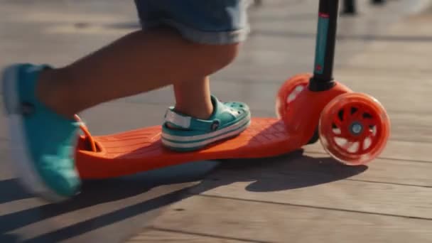 Kleine Jongen Kick Scooter Het Park Kleuterscholier Leert Rolschaatsen Glimlachend — Stockvideo