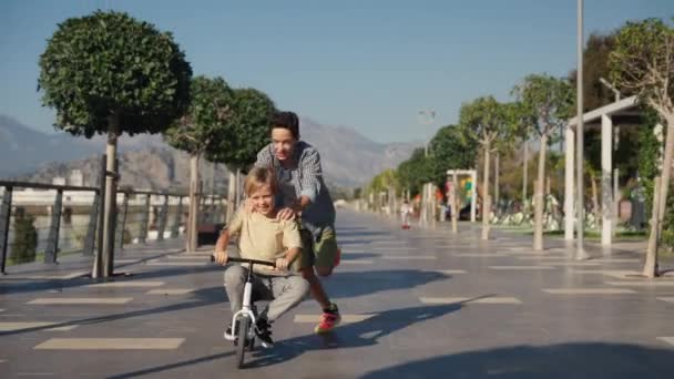 Kaukasiska Pojkar Har Roligt Ridning Barn Cykel Parken Lycklig Pojke — Stockvideo