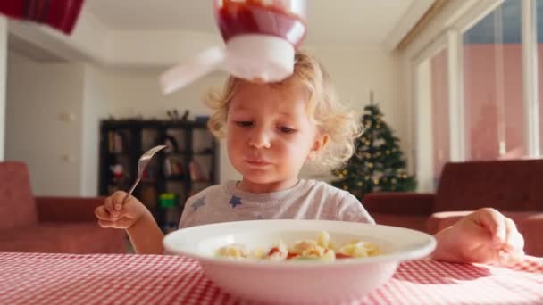 Mutfakta Masada Ketçaplı Makarna Yiyen Bir Çocuk Anne Çocuğa Ketçap — Stok video