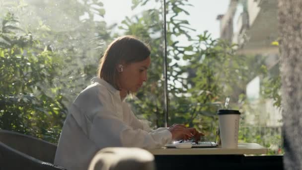 Femme Fatiguée Qui Travaille Sur Ordinateur Bureau Dans Une Posture — Video