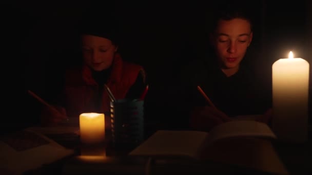 孩子们在黑暗中学习功课 孩子在家里没有电的时候就做功课 乌克兰的停电 — 图库视频影像