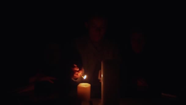 Famiglia Seduta Vicino Alle Candele Durante Blackout Guerra Ucraina — Video Stock