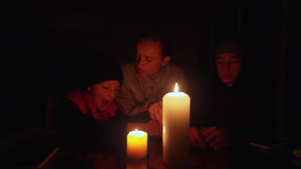 Familjen Sitter Vid Ljusen Blackouten Krig Ukraina — Stockvideo