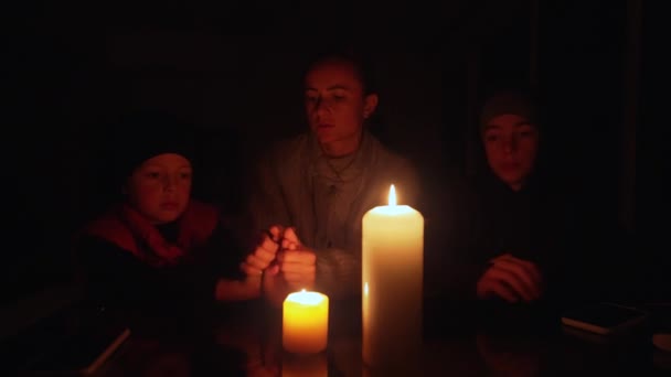 Rodzina Siedząca Przy Stole Oświetlonym Światłem Świec Podczas Przerwy Dostawie — Wideo stockowe