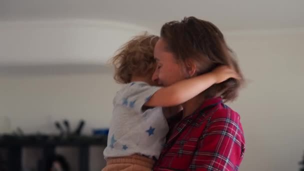 Liefdevolle Moeder Zoon Omhelzen Thuis — Stockvideo