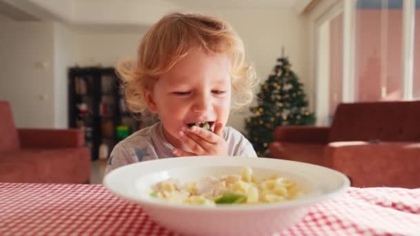 Enfant Dans Cuisine Table Mangeant Des Macaronis Avec Ketchup Mère — Video