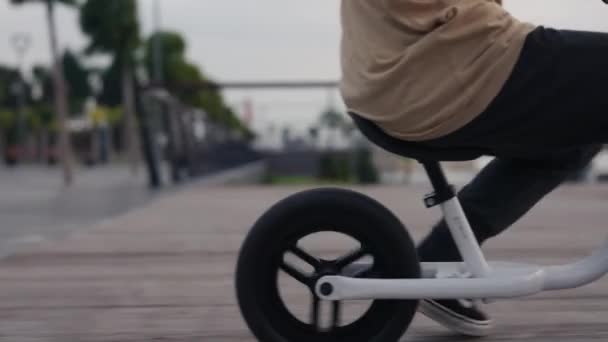 Duży Chłopiec Jeździ Rowerze Biegowym Dla Dzieci Szczęśliwego Dzieciństwa — Wideo stockowe