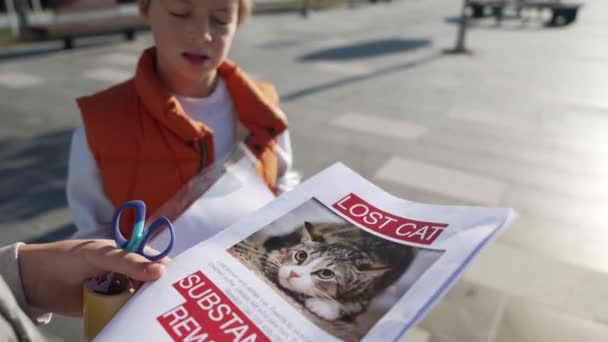 Dois Irmãos Estão Procura Animal Estimação Desaparecido Colocando Cartazes — Vídeo de Stock