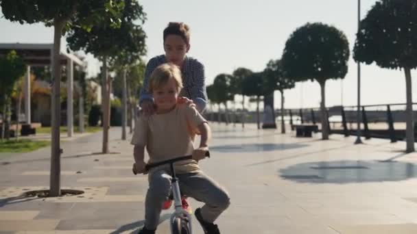 Biali Chłopcy Dobrze Się Bawią Jeżdżąc Rowerze Parku Szczęśliwy Chłopiec — Wideo stockowe