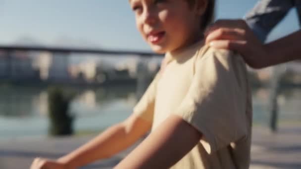 Garotos Caucasianos Divertindo Andando Bicicleta Para Crianças Parque Rapaz Feliz — Vídeo de Stock