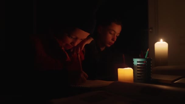 孩子们在黑暗中学习功课 孩子在家里没有电的时候就做功课 乌克兰的停电 — 图库视频影像
