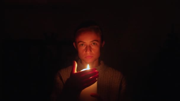 Pemilik Rumah Yang Marah Menggunakan Lilin Selama Pemadaman Listrik Blackout — Stok Video