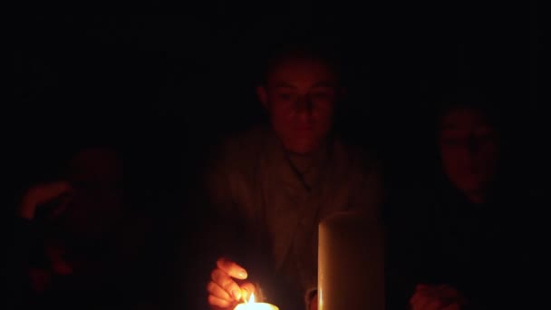 Famiglia Seduta Attorno Tavolo Illuminato Lume Candela Durante Taglio Corrente — Video Stock