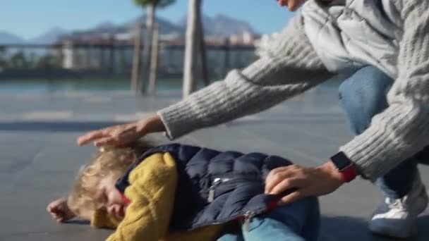 2歳の女性は彼を快適にしながら 屋外でタントラを持っています — ストック動画
