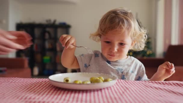 Μικρό Χαριτωμένο Παιδί Όρεξη Τρώει Ελιές Μόνο Του Πιρούνι — Αρχείο Βίντεο