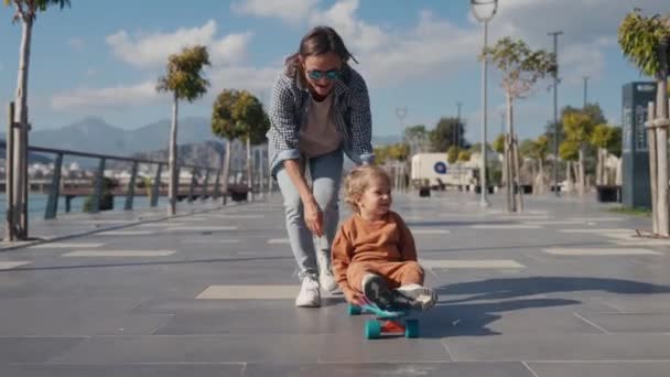 Young Mother Teaches Ride Skateboard Son Little Boy Summer Day — Vídeo de Stock