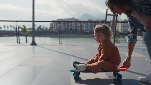 Young Mother Teaches Ride Skateboard Son Little Boy Summer Day — Vídeo de stock