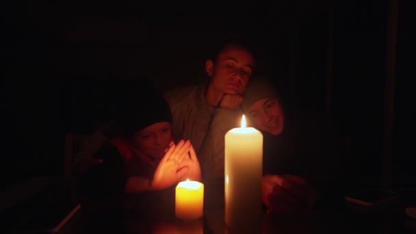 Rodina Sedí Stolu Osvětleného Svíčkami Při Výpadku Elektrické Energie — Stock video