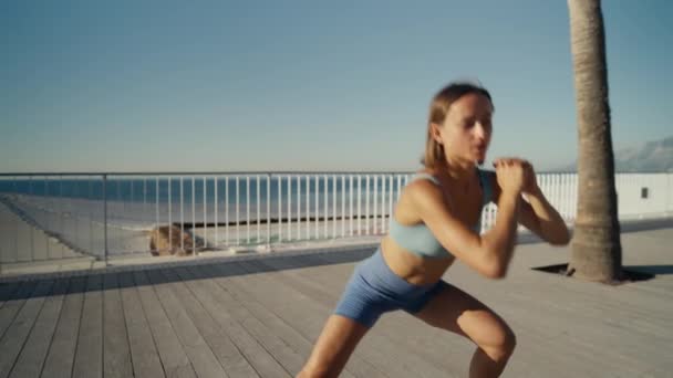 Alt Vücut Egzersizi Yapan Bayan Sporcu Nanılmaz Okyanus Manzarasına Doğru — Stok video