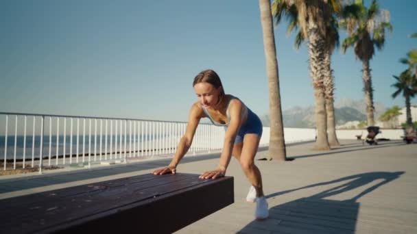 Jovem Mulher Musculosa Treinando Peito Manhã Ensolarada Rua Cidade Close — Vídeo de Stock