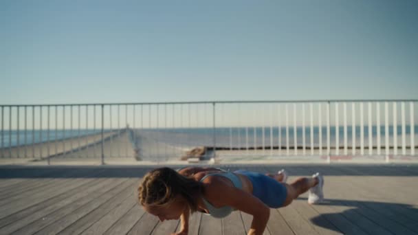 Sporcu Kadın Deniz Kenarında Spor Yapıyor Burpee Egzersizi Yapıyor Yüksek — Stok video