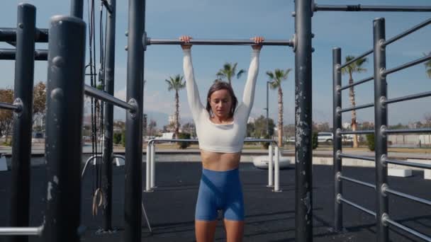 Woman Doing Pull Strong Girl Sportswear Doing Pull Exercise H3Althy — ストック動画