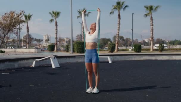 Žena Cvičí Ramenou Gumičkami H3Althy — Stock video