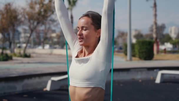 女人用橡皮筋做肩部锻炼 快乐点吧 — 图库视频影像