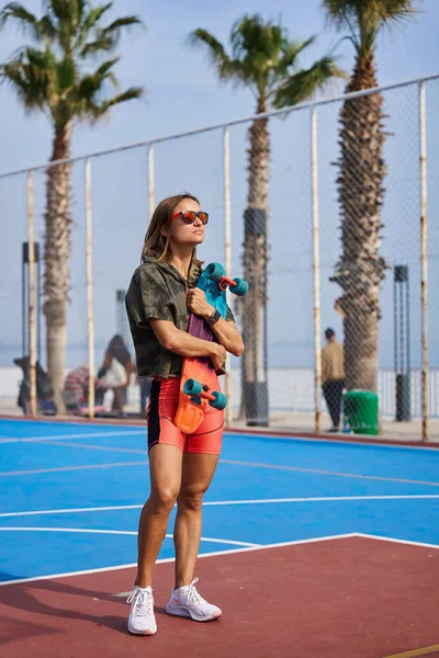 Pretty Girl Sunglasses Posing Longboard Lifestyle Outdoor Portrait High Quality — Stockfoto