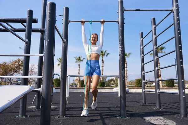 Kadın Barfiks Çekiyor Spor Giyimli Güçlü Bir Kız Egzersiz Yapıyor — Stok fotoğraf