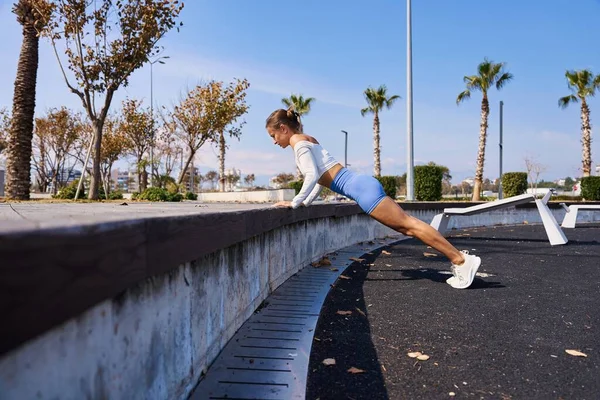 Jeune Femme Faisant Exercice Push Ups Sur Sol Bois Photo — Photo