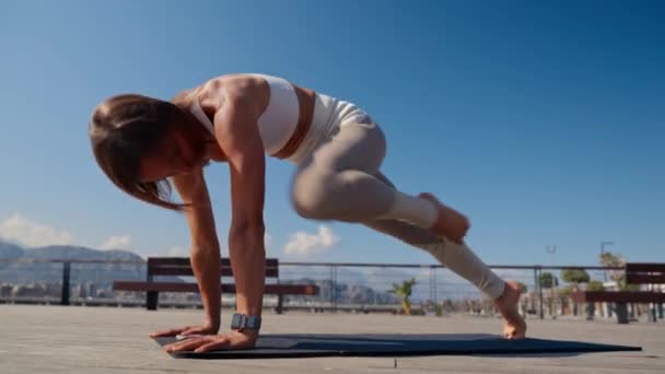 Caucasian Beautiful Woman Doing Yoga Park H3Althy — ストック動画