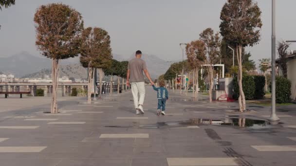 Portrait Large Jeune Père Fils Caucasiens Promenant Long Allée Parc — Video