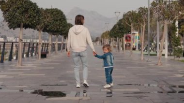 Autumn Park 'ta genç bir anne ve oğlunun portresi. - Evet. Yüksek kalite 4k görüntü