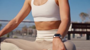 Spor fitness modeli setin üzerinde elastik bir bantla fiziksel egzersiz yapar. Yüksek kalite 4k görüntü
