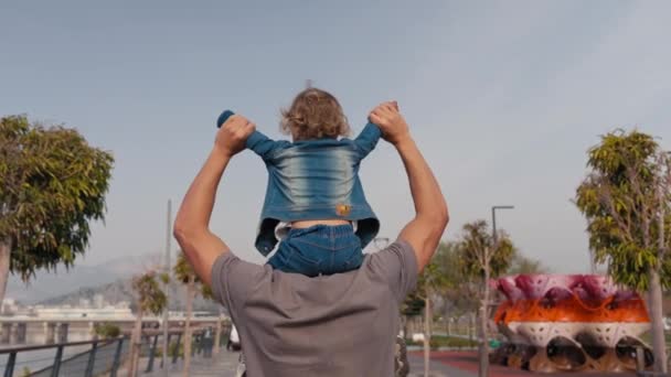 Filho Senta Sobre Ombros Seu Pai Desempenha Piloto Voa Como — Vídeo de Stock