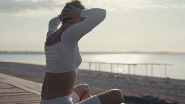 Kafkas kadın pratik yoga, deniz kıyısı