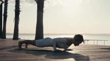 Kafkas kadın pratik yoga, deniz kıyısı