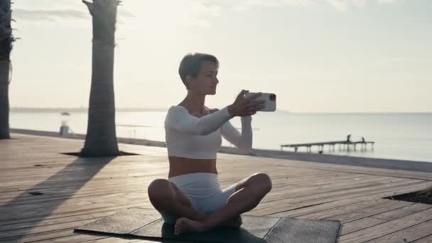 Mujer Sentada Posición Loto Haciendo Selfie Aire Libre Parque Salud — Vídeos de Stock