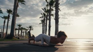 Kafkas kadın pratik yoga, deniz kıyısı