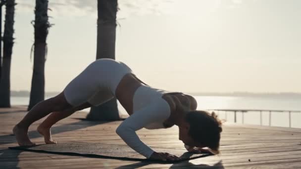 Caucasian Woman Practicing Yoga Seashore — Stock Video