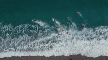 Kütle açık denizde yüzmeye başlar. Yüksek kalite 4k görüntü