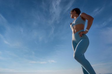 Fotoğrafı kapat. Abs. Kaslı vücutlu güzel seksi bir kız. Fitness konsepti. Yüksek kalite fotoğraf